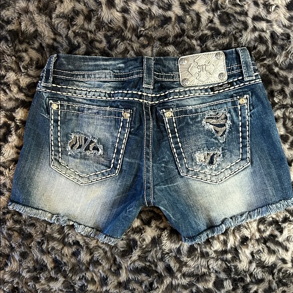 Miss Me Tag size 29 Dark Blue Denim Shorts with  peekaboo pockets - Picture 7 of 16